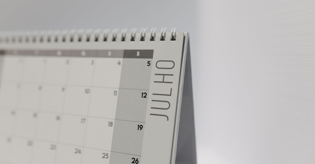 Minimalistic desk calendar displaying the month of July with a focus on weekdays.